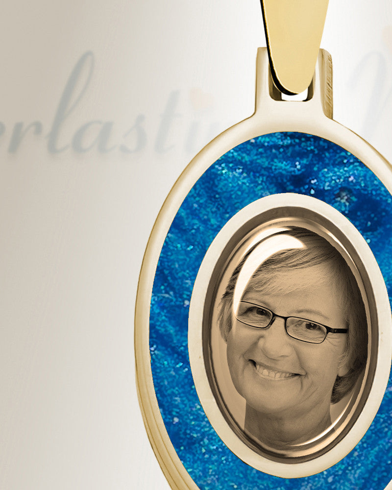 Oval 14K Gold Picture Pendant With Saxe Ashes