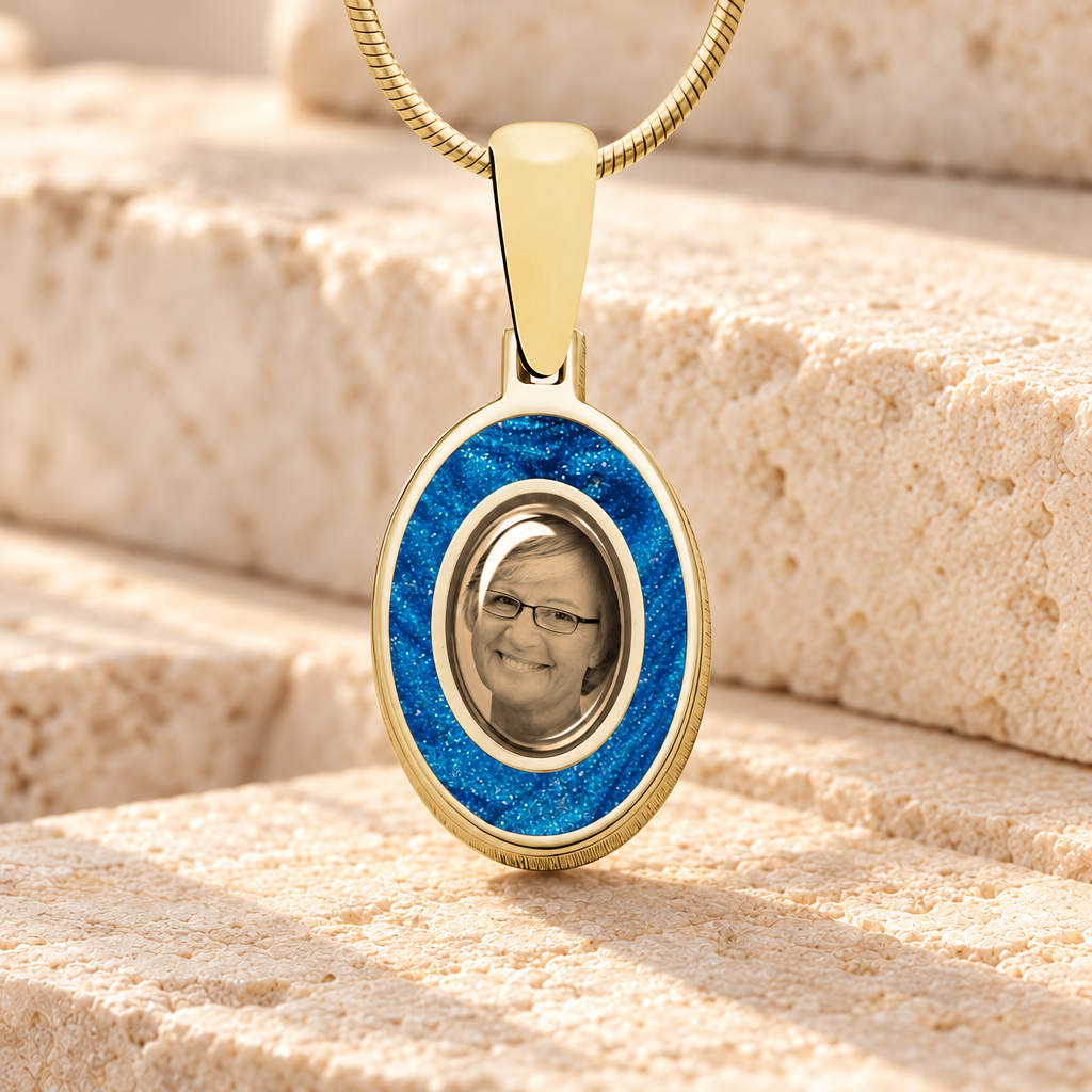 Oval 14K Gold Picture Pendant With Saxe Ashes — main product image