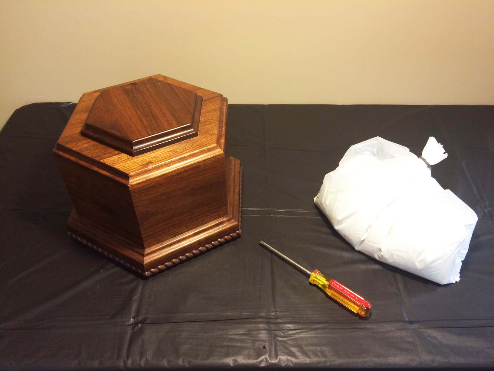 How To Place Cremated Ashes Inside A Cremation Urn Everlasting